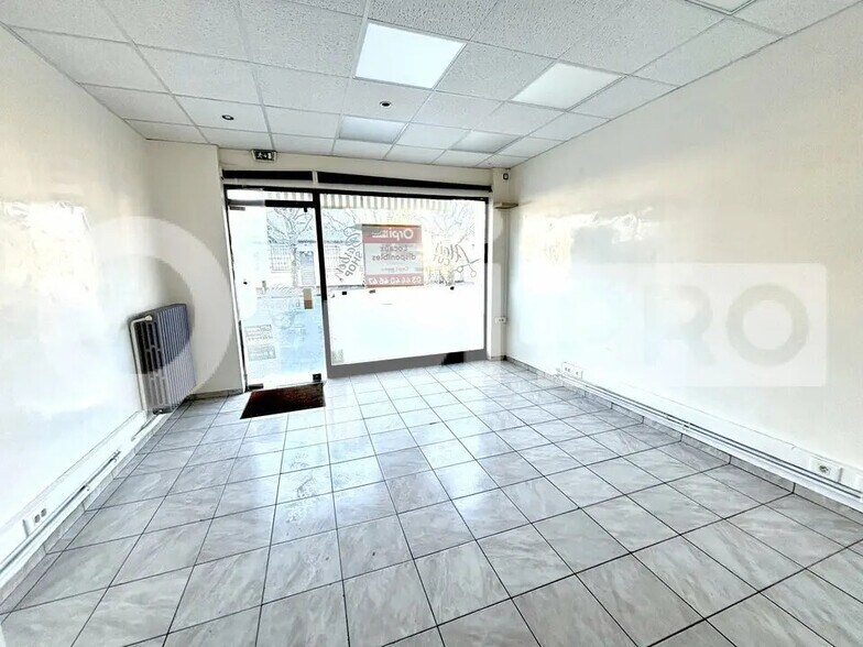 Retail in Compiègne for lease - Building Photo - Image 2 of 5