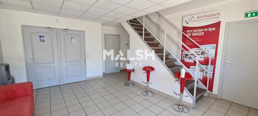 Office in Meyzieu for lease - Lobby - Image 2 of 13