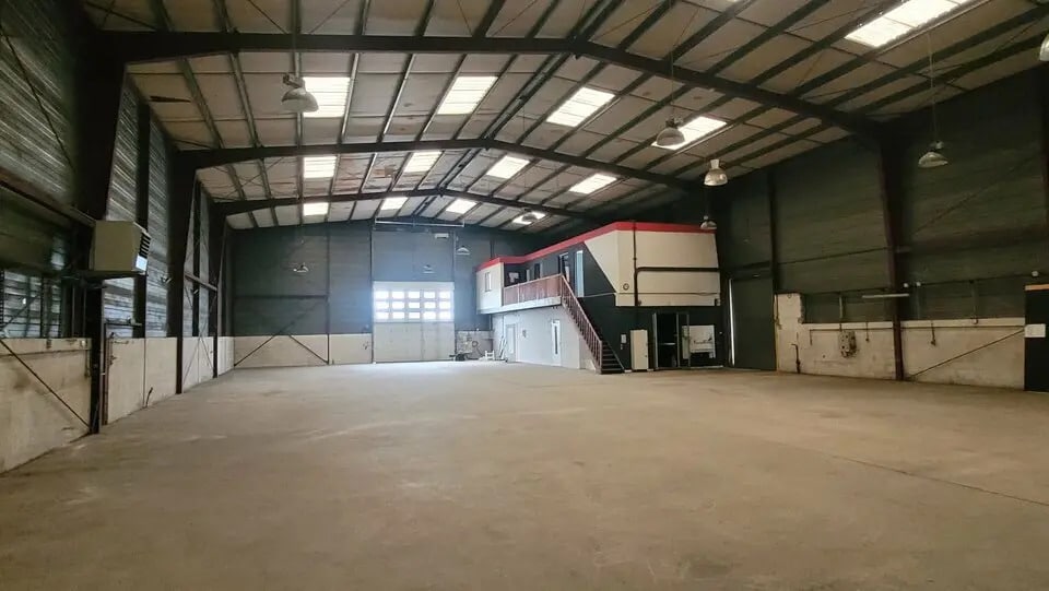 Flex in Isneauville for lease - Interior Photo - Image 3 of 12