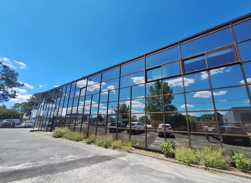 Office in Le Haillan for lease - Building Photo - Image 1 of 4