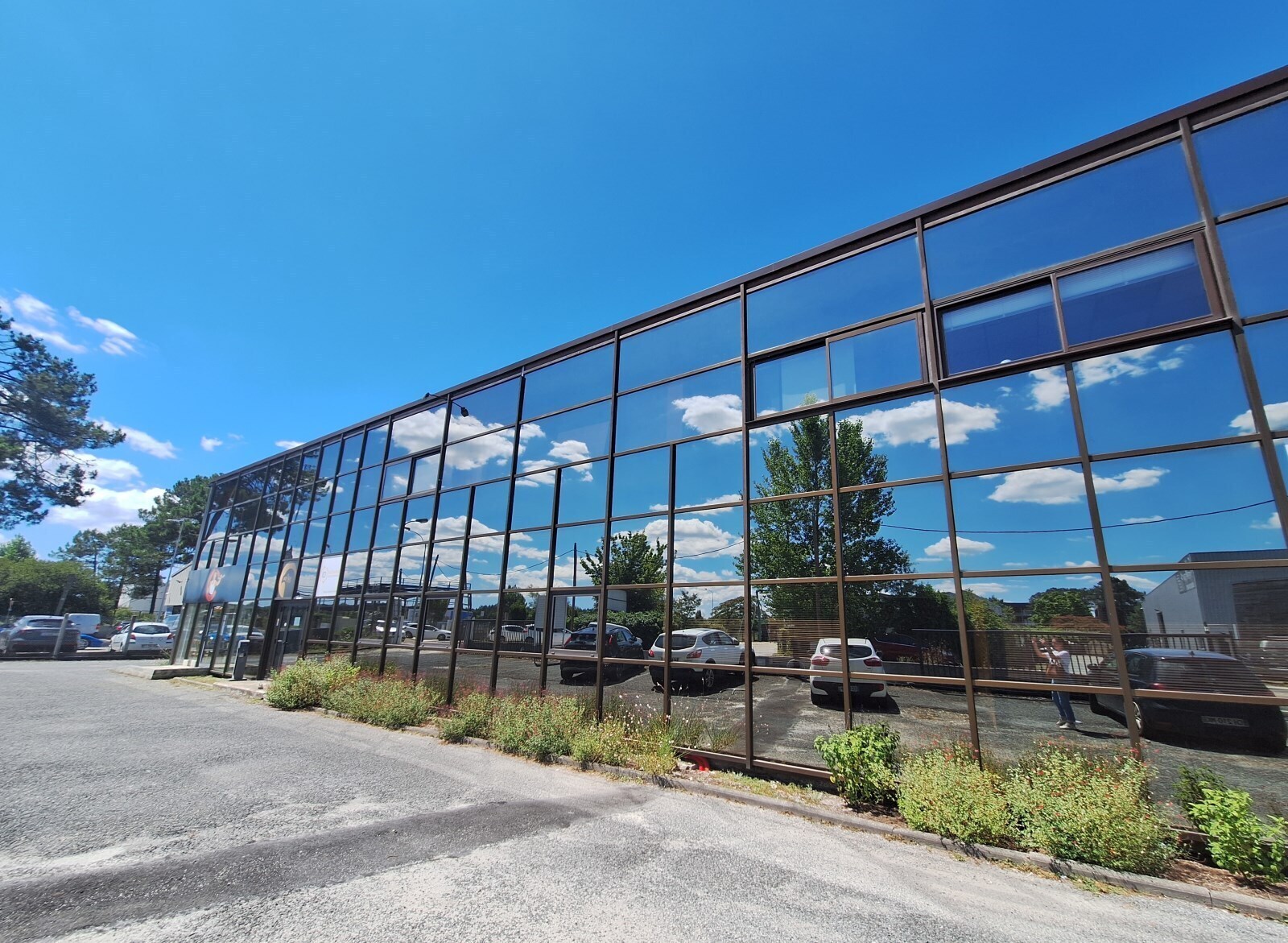 Office in Le Haillan for lease Building Photo- Image 1 of 5