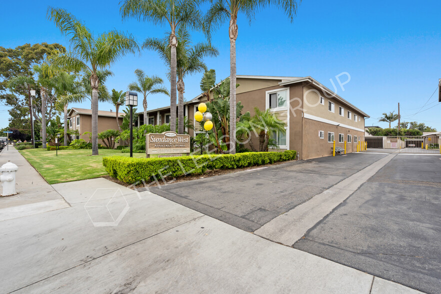 1990-2002 Maple Ave, Costa Mesa, CA for sale - Building Photo - Image 1 of 1