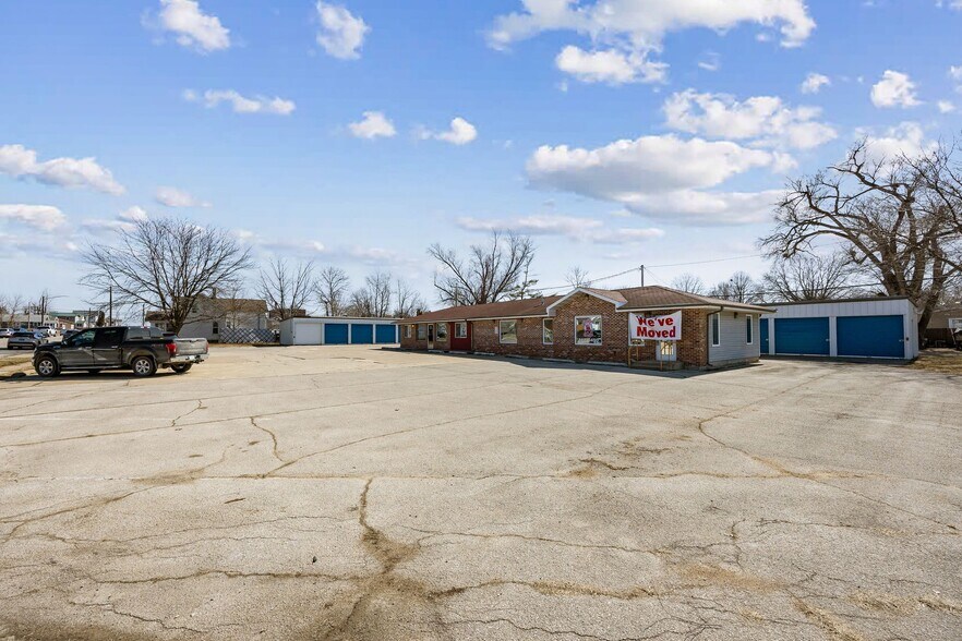 1141 16th Ave SW, Cedar Rapids, IA for sale - Primary Photo - Image 1 of 1