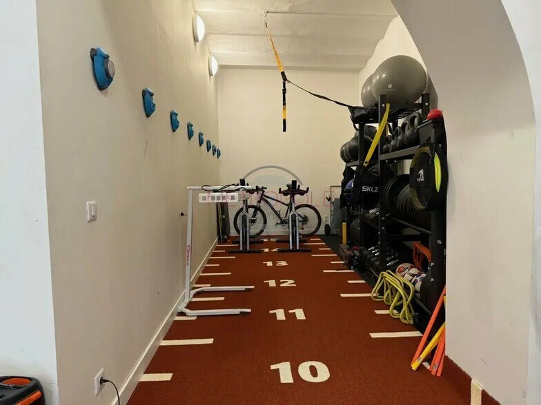 Retail in Nice for lease - Interior Photo - Image 2 of 6