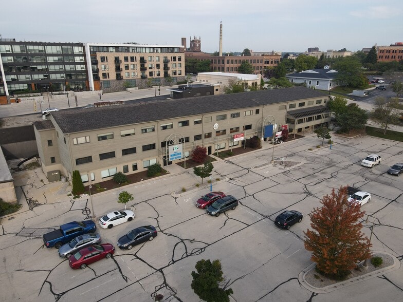 712 Riverfront Dr, Sheboygan, WI for sale - Building Photo - Image 2 of 2