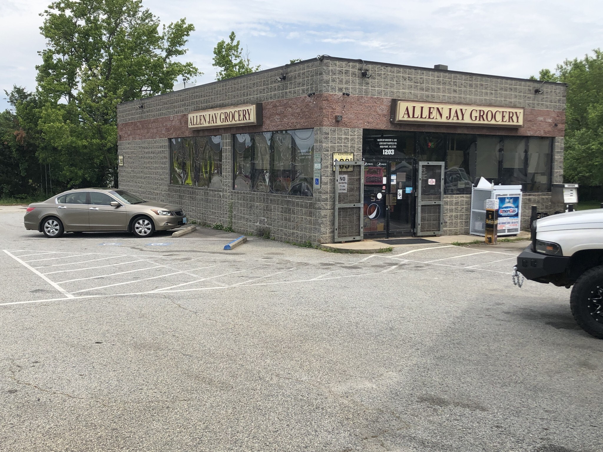 1203 E Fairfield Rd, High Point, NC for sale Primary Photo- Image 1 of 1