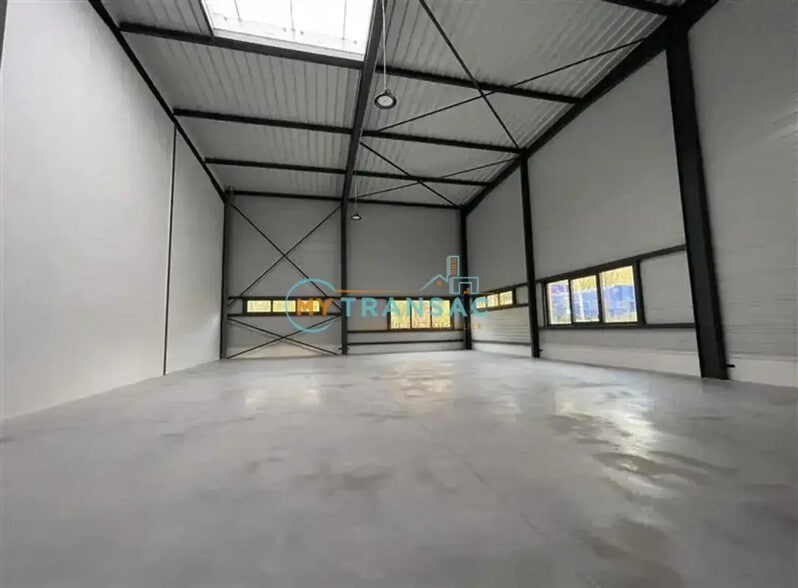 Flex in Montgeron for sale - Building Photo - Image 3 of 9