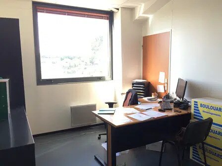 Office in Theix-Noyalo for lease Interior Photo- Image 1 of 3