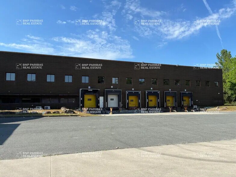 Industrial in Canéjan for lease - Building Photo - Image 2 of 31