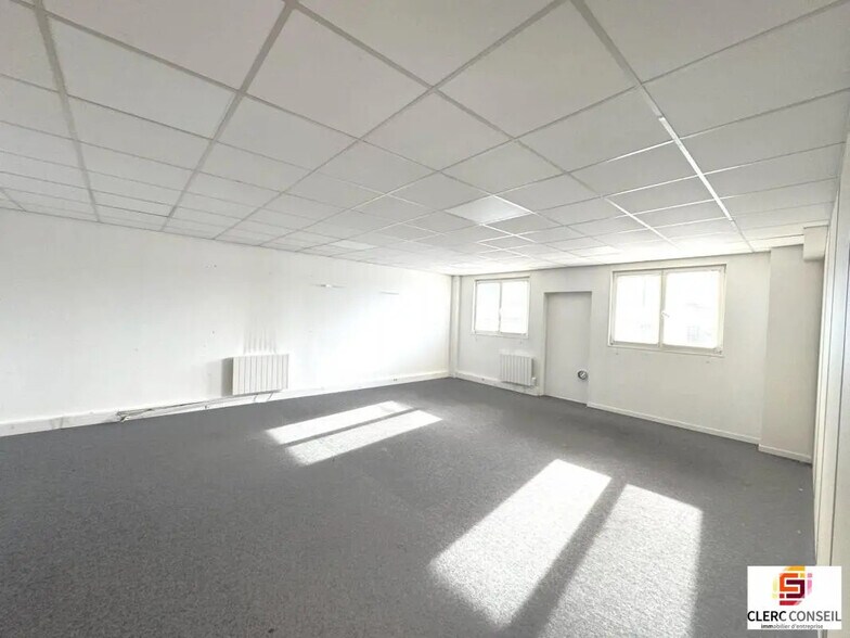 Office in Le Petit-Quevilly for lease - Building Photo - Image 1 of 13