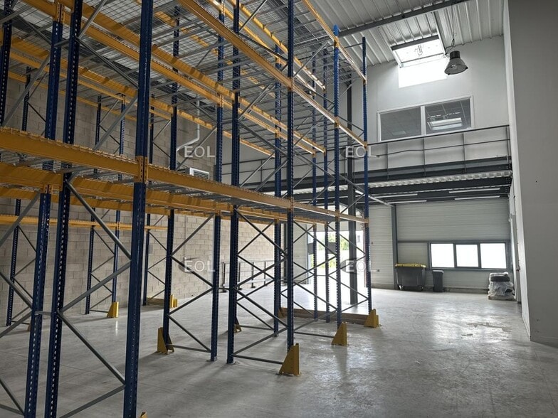 Flex in Servon for lease - Building Photo - Image 2 of 14