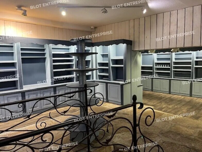 Retail in Vannes for lease - Building Photo - Image 1 of 5