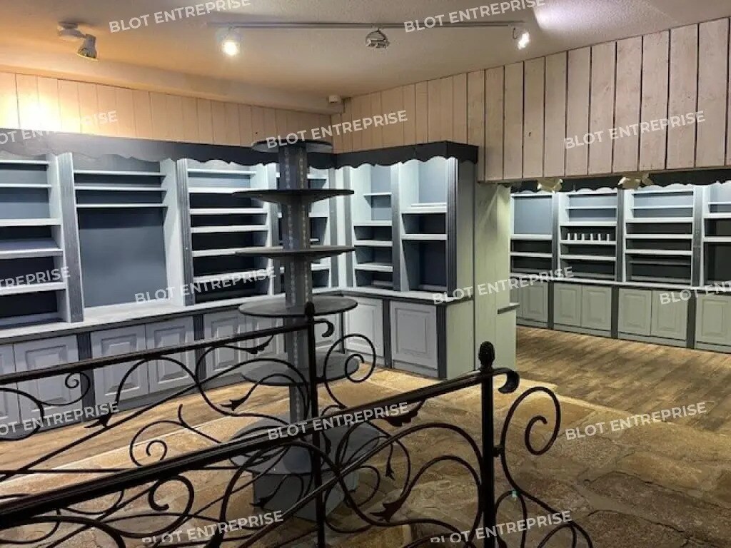 Retail in Vannes for lease Building Photo- Image 1 of 6