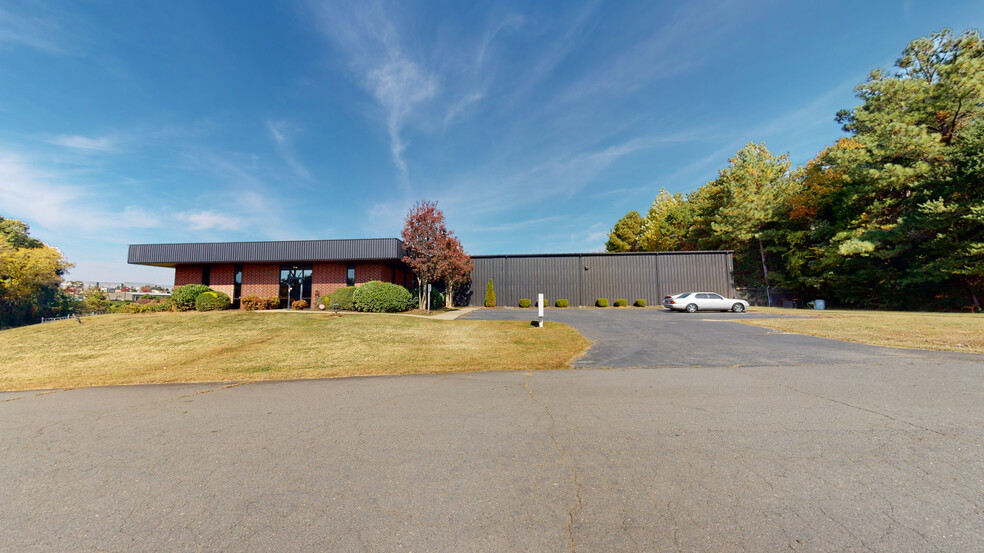 8601 Wilkinson Blvd, Charlotte, NC for lease - Building Photo - Image 1 of 27