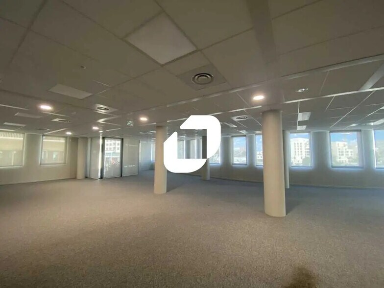 Office in Bordeaux for lease - Building Photo - Image 2 of 26