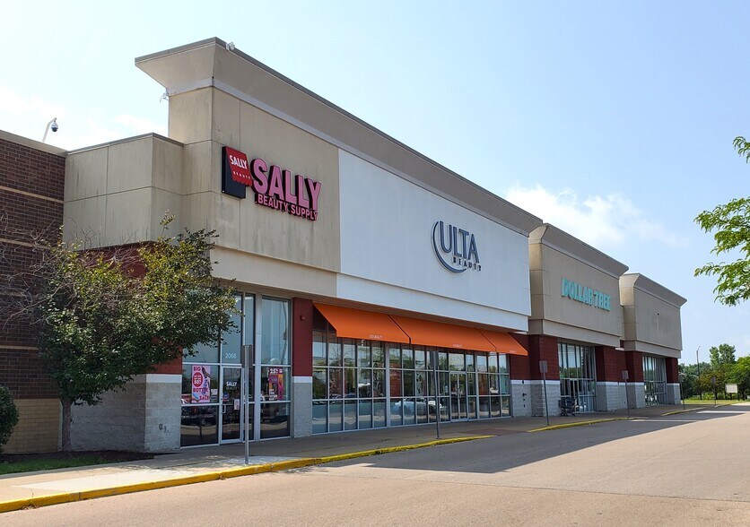 2058-2074 Sycamore Rd, Dekalb, IL for lease - Building Photo - Image 2 of 9