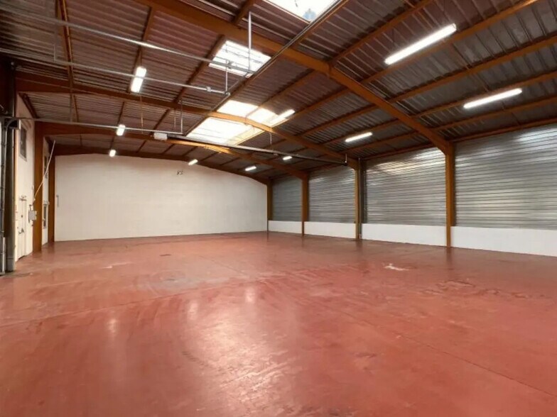 Flex in Vénissieux for lease - Interior Photo - Image 2 of 7