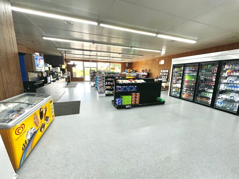 5728 McCoy Rd, Blacksburg, VA for sale - Interior Photo - Image 3 of 13