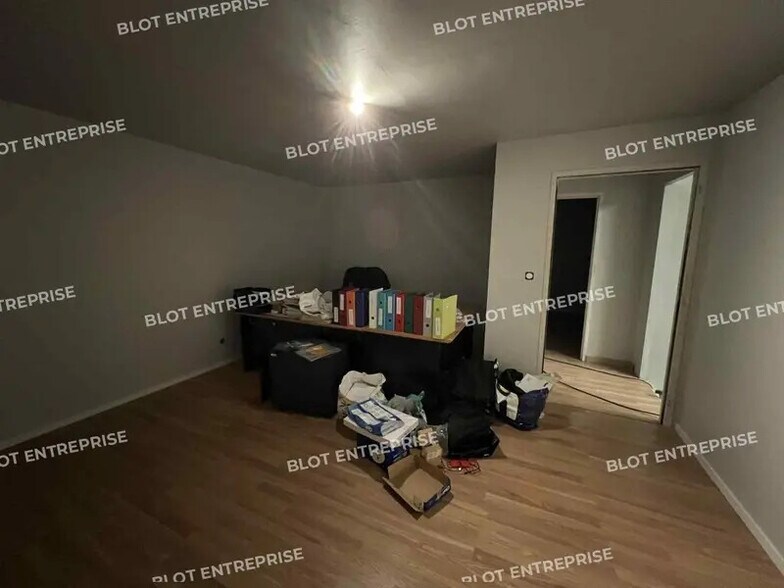 Office in Le Rheu for lease - Interior Photo - Image 2 of 8