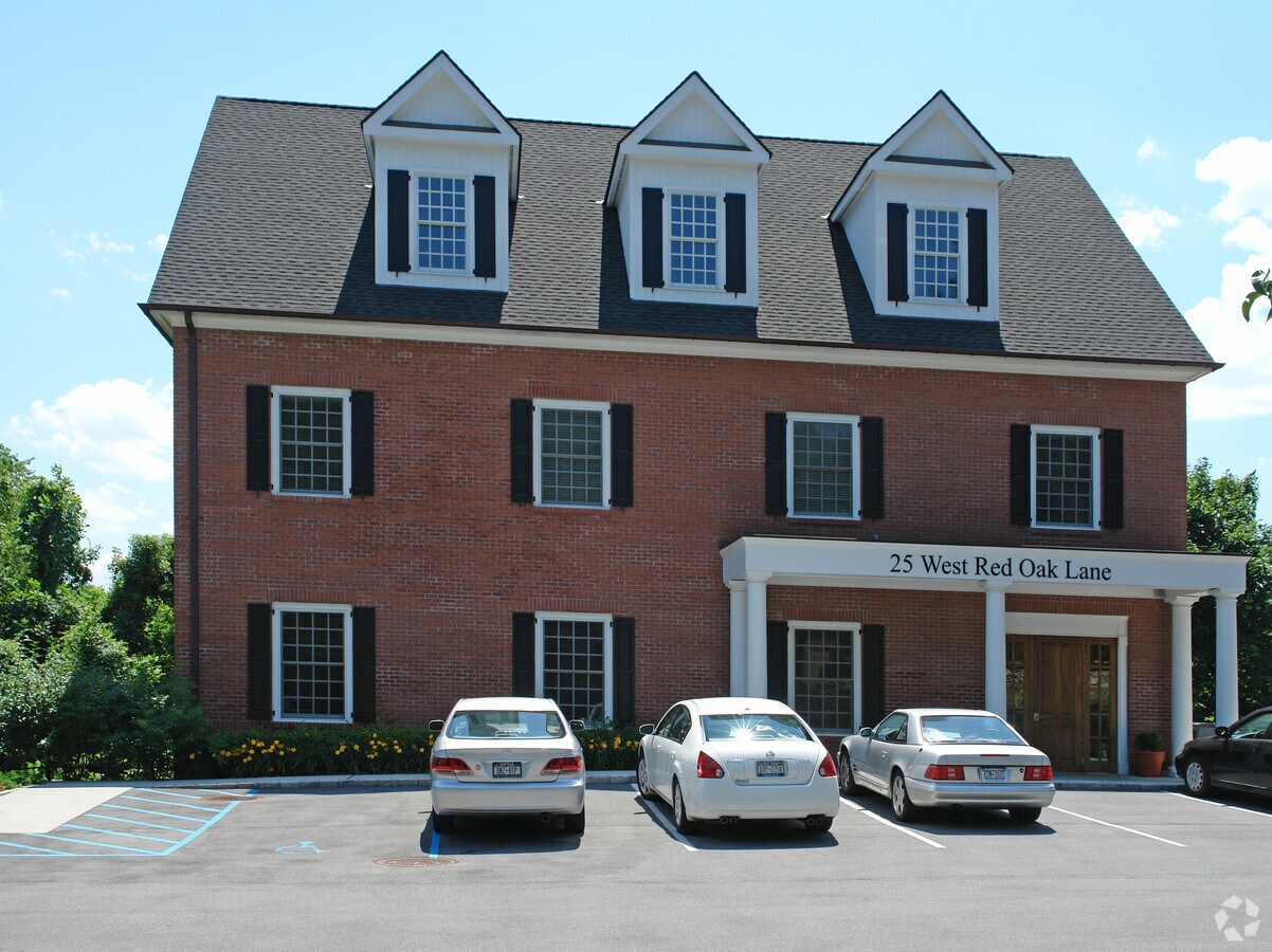 25 W Red Oak Ln, White Plains, NY 10604