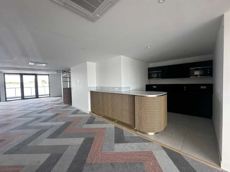 Office in Talence for lease - Building Photo - Image 2 of 14