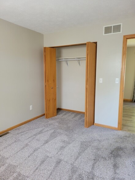 547 Ridge Ave NE, New Philadelphia, OH for sale - Building Photo - Image 2 of 9