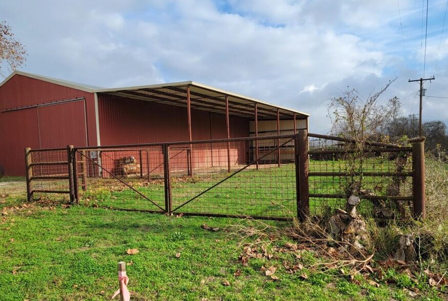 221-E Avenue C, Milano, TX for lease - Building Photo - Image 2 of 13