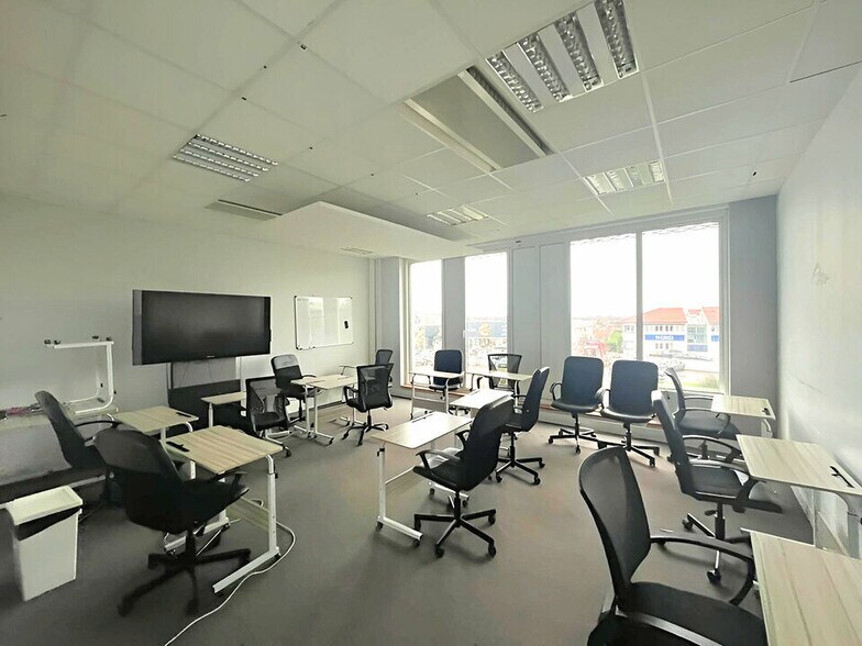 Office in Bayonne for lease - Interior Photo - Image 2 of 3