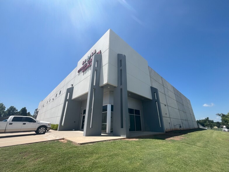 4700 SW 25th Cir, Oklahoma City, OK for lease - Building Photo - Image 2 of 36