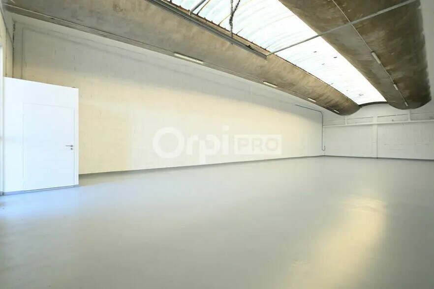 Office in Saint-Priest for lease - Interior Photo - Image 3 of 13