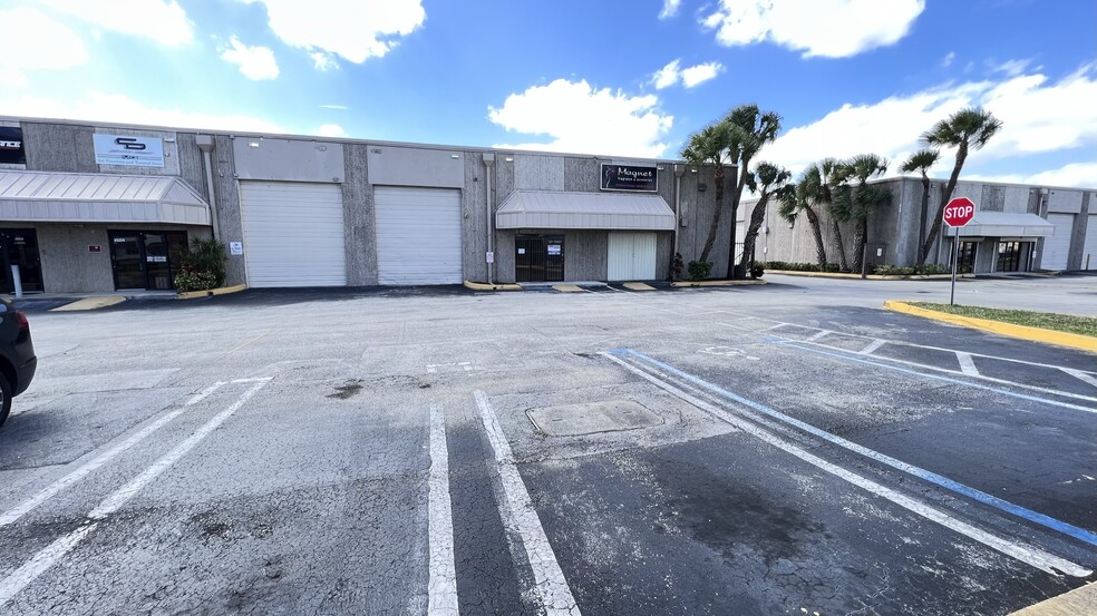 2600-2634 NW 72nd Ave, Miami, FL for lease - Building Photo - Image 3 of 7