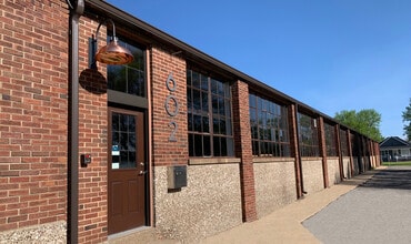 602 N 6th St, Fairfield, IA for lease Interior Photo- Image 1 of 13