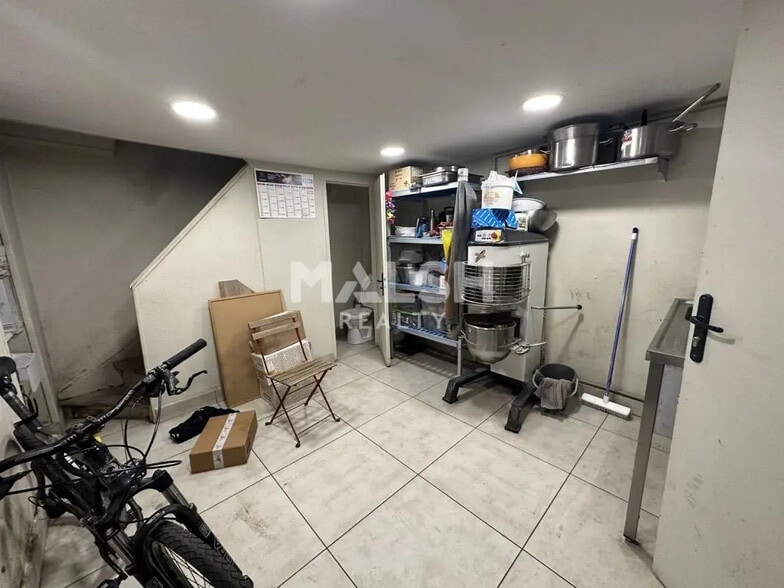 Retail in Lyon for lease - Building Photo - Image 2 of 4