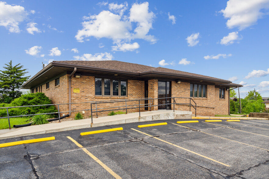 305 E San Marnan Dr, Waterloo, IA for sale - Primary Photo - Image 1 of 34