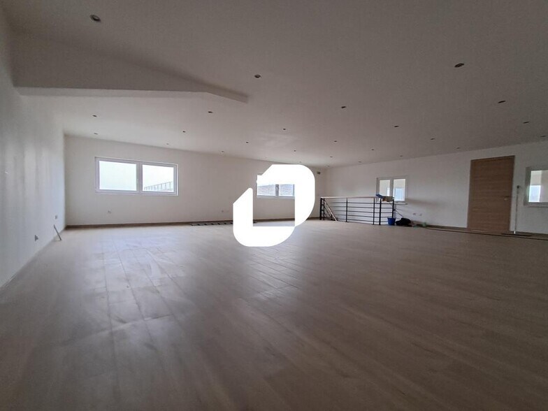 Office in Fretin for lease - Interior Photo - Image 2 of 6