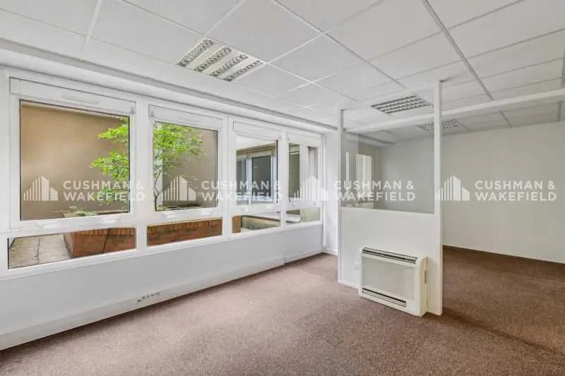 32 Rue De Ponthieu, Paris for lease - Building Photo - Image 3 of 15