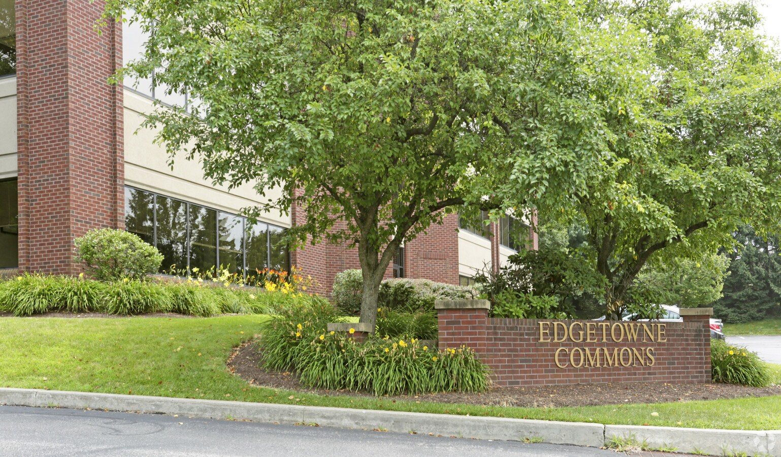 1009 Beaver Grade Rd, Coraopolis, PA 15108