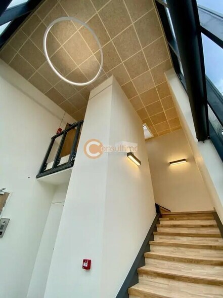 Office in Cenon for lease - Building Photo - Image 2 of 26