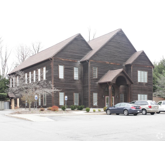 4 Chelsea Pl, Clifton Park, NY for sale - Primary Photo - Image 1 of 1