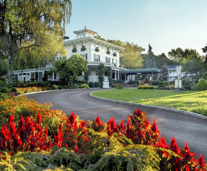 420 Field Point Rd, Greenwich, CT 06830