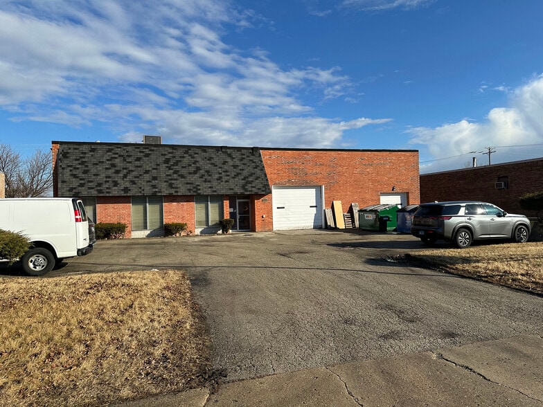 1440 Louis Ave, Elk Grove Village, IL for sale - Building Photo - Image 3 of 7