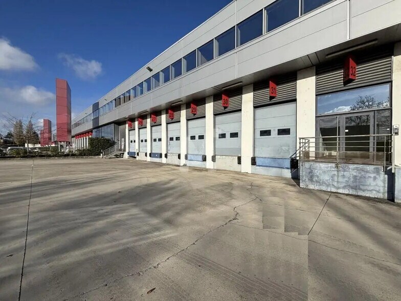 Industrial in Les Ulis for lease - Building Photo - Image 1 of 12