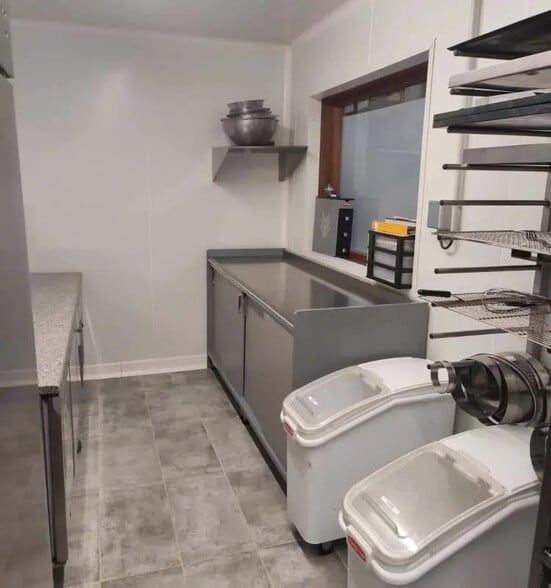 Flex in Rouen for lease - Interior Photo - Image 1 of 5