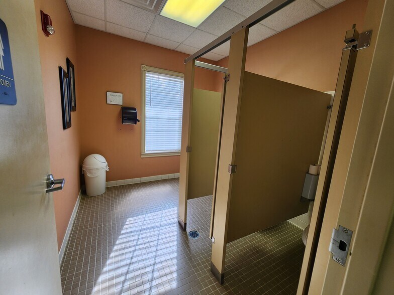 57 Martin Luther King Dr, Reynolds, GA for lease - Interior Photo - Image 3 of 20