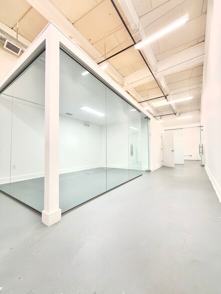 350-370 NE 75th St, Miami, FL for lease - Interior Photo - Image 2 of 27