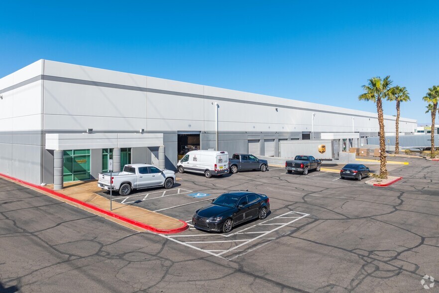 1051 Mary Crest Rd, Henderson, NV for lease - Primary Photo - Image 1 of 8