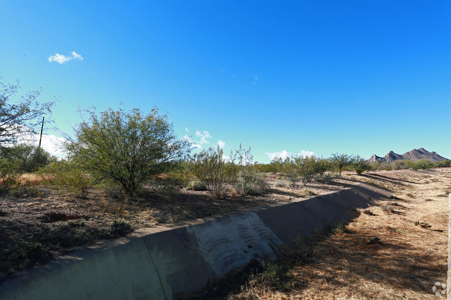 2011 W Irvington Rd, Tucson, AZ for sale - Primary Photo - Image 1 of 4