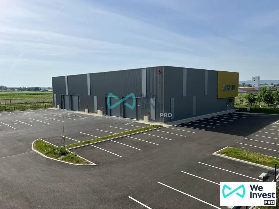 Flex in Saint-Léonard for lease Building Photo- Image 1 of 8