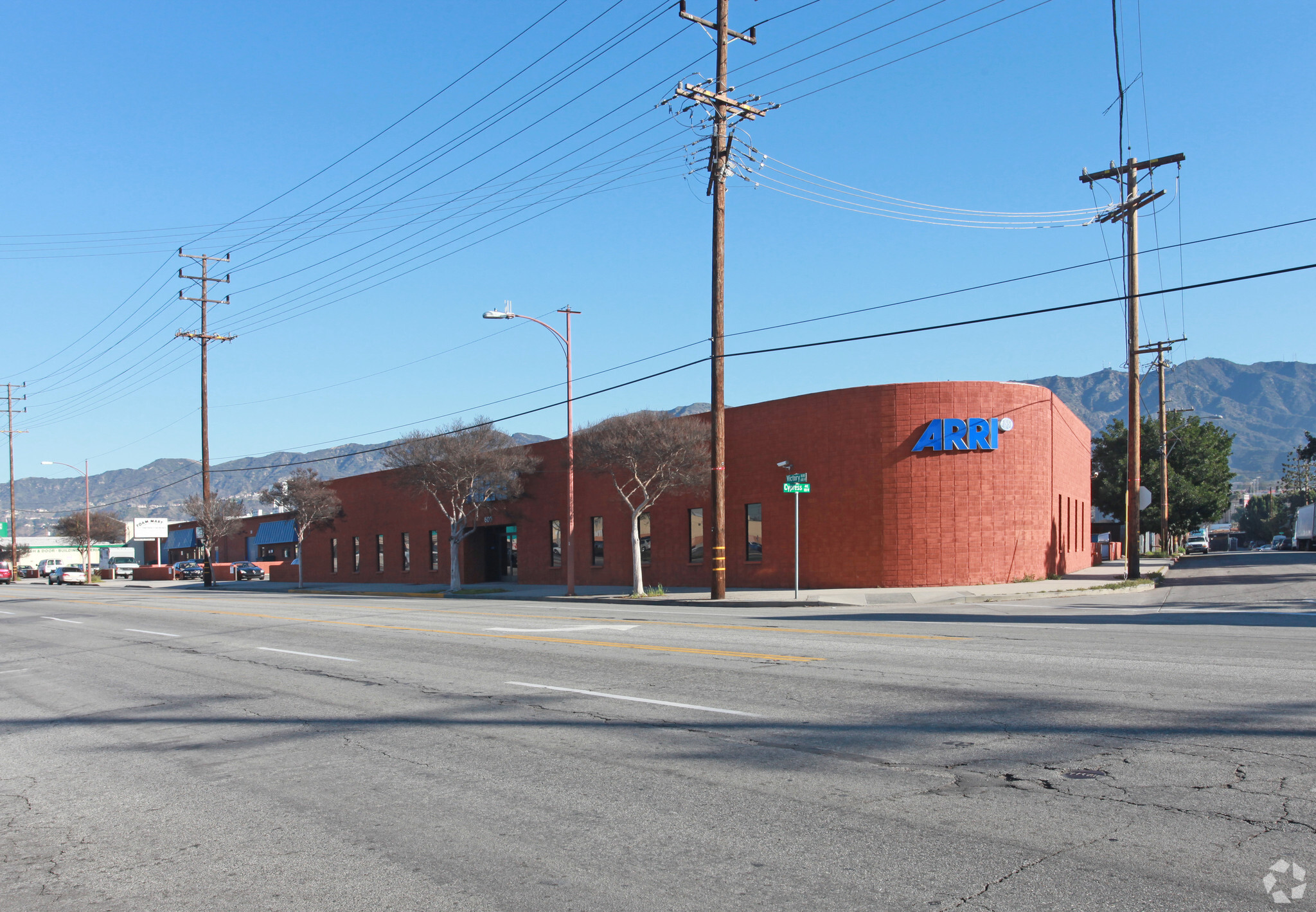 600 N Victory Blvd, Burbank, CA for lease Building Photo- Image 1 of 20