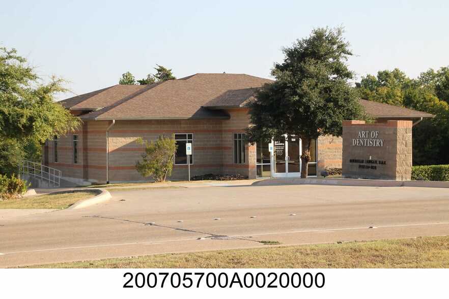 303 E Pleasant Run Rd, Desoto, TX for sale - Primary Photo - Image 1 of 1